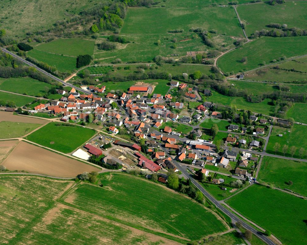 Luftaufnahme Sichenhausen - Ortsansicht am Rande von landwirtschaftlichen Feldern in Sichenhausen im Bundesland Hessen, Deutschland