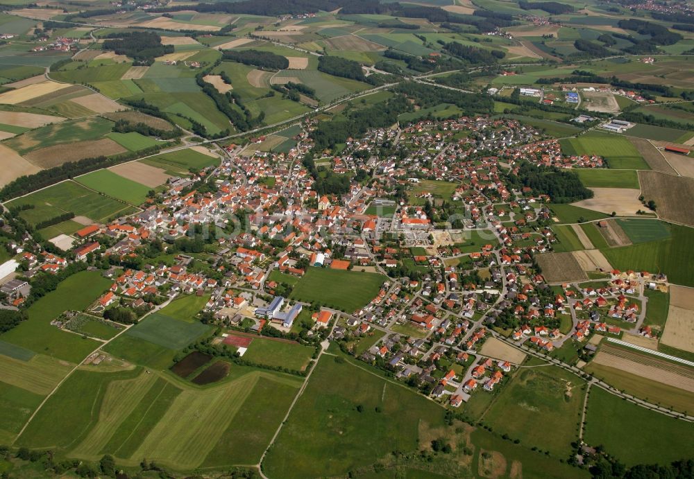 Siegenburg von oben - Ortsansicht am Rande von landwirtschaftlichen Feldern in Siegenburg im Bundesland Bayern, Deutschland