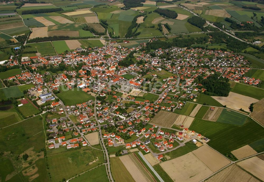 Siegenburg aus der Vogelperspektive: Ortsansicht am Rande von landwirtschaftlichen Feldern in Siegenburg im Bundesland Bayern, Deutschland