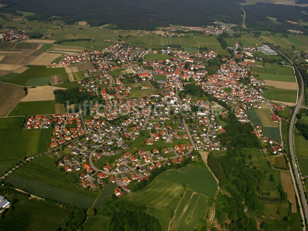 Luftbild Siegenburg - Ortsansicht am Rande von landwirtschaftlichen Feldern in Siegenburg im Bundesland Bayern, Deutschland