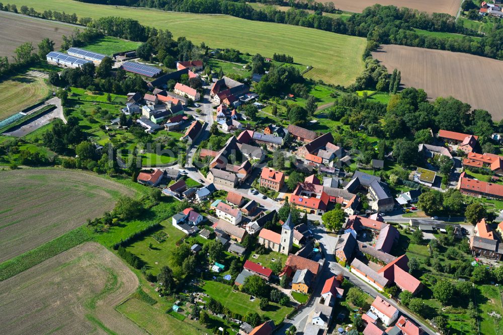 Luftbild Sieglitz - Ortsansicht am Rande von landwirtschaftlichen Feldern in Sieglitz im Bundesland Sachsen-Anhalt, Deutschland