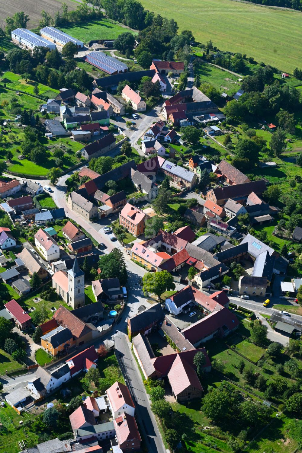 Luftaufnahme Sieglitz - Ortsansicht am Rande von landwirtschaftlichen Feldern in Sieglitz im Bundesland Sachsen-Anhalt, Deutschland