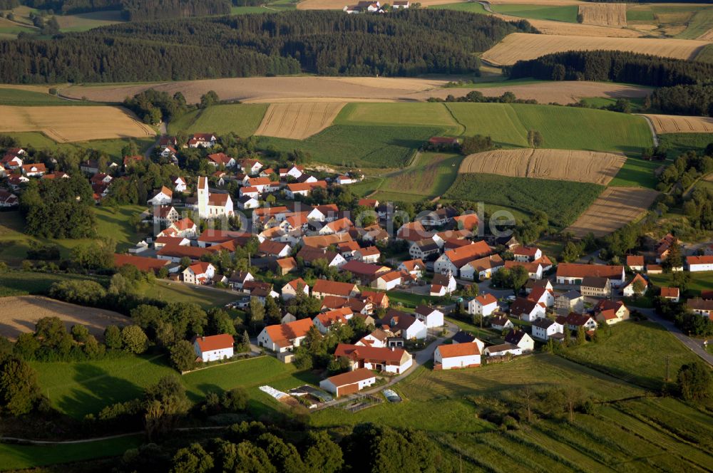 Luftaufnahme Sielenbach - Ortsansicht am Rande von landwirtschaftlichen Feldern in Sielenbach im Bundesland Bayern, Deutschland