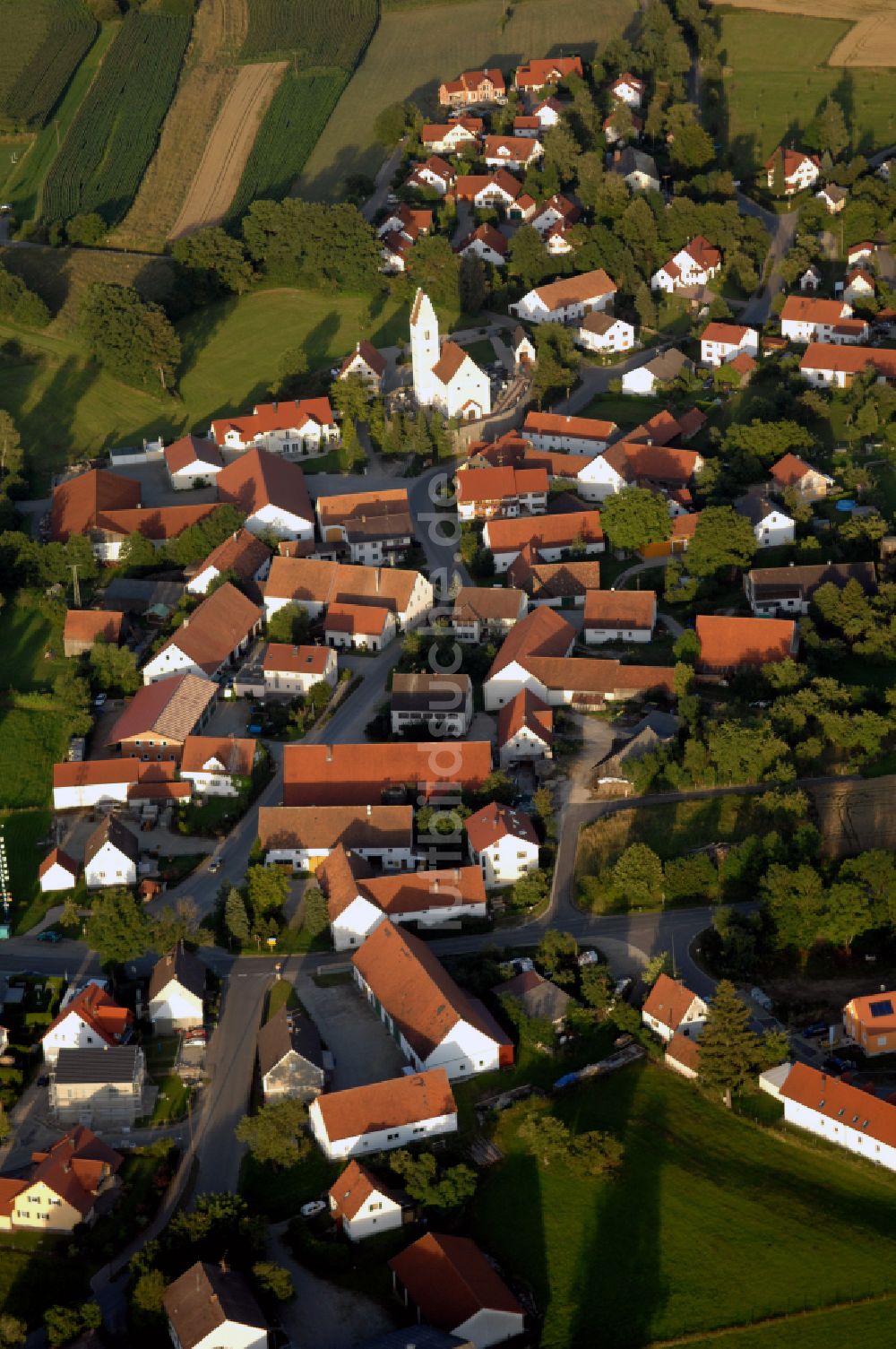 Sielenbach aus der Vogelperspektive: Ortsansicht am Rande von landwirtschaftlichen Feldern in Sielenbach im Bundesland Bayern, Deutschland