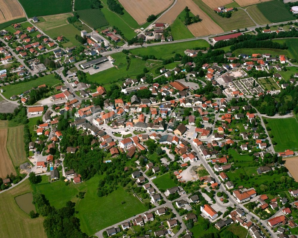 Luftaufnahme Simbach - Ortsansicht am Rande von landwirtschaftlichen Feldern in Simbach im Bundesland Bayern, Deutschland