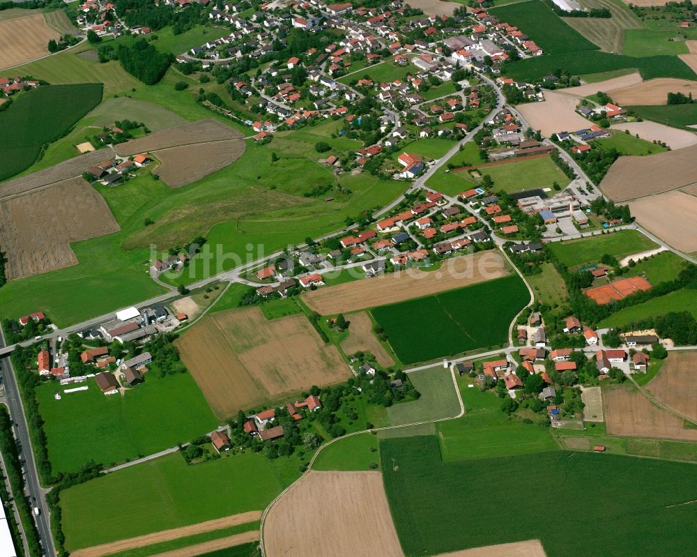 Simbach aus der Vogelperspektive: Ortsansicht am Rande von landwirtschaftlichen Feldern in Simbach im Bundesland Bayern, Deutschland