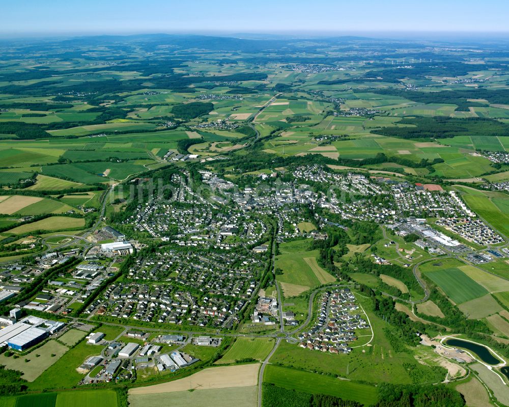 Luftbild Simmern (Hunsrück) - Ortsansicht am Rande von landwirtschaftlichen Feldern in Simmern (Hunsrück) im Bundesland Rheinland-Pfalz, Deutschland