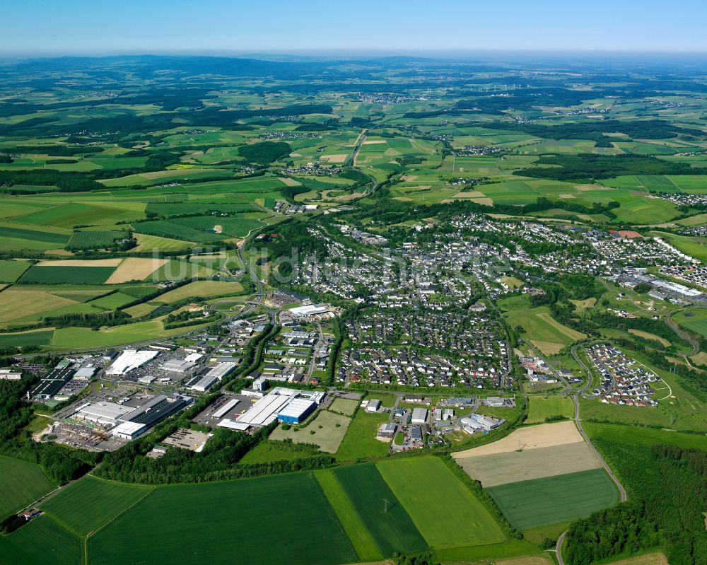 Luftaufnahme Simmern (Hunsrück) - Ortsansicht am Rande von landwirtschaftlichen Feldern in Simmern (Hunsrück) im Bundesland Rheinland-Pfalz, Deutschland