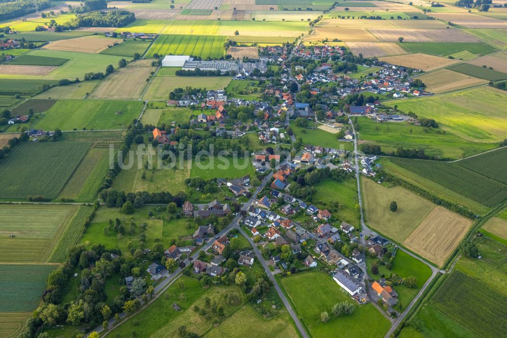 Sönnern von oben - Ortsansicht am Rande von landwirtschaftlichen Feldern in Sönnern im Bundesland Nordrhein-Westfalen, Deutschland