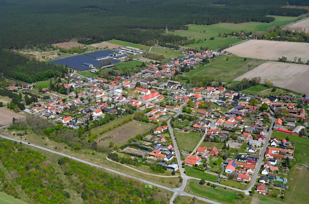 Luftaufnahme Solpke - Ortsansicht am Rande von landwirtschaftlichen Feldern in Solpke im Bundesland Sachsen-Anhalt, Deutschland