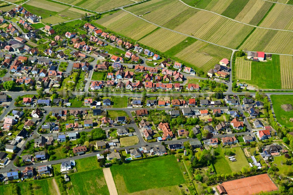 Luftbild Sommerach - Ortsansicht am Rande von landwirtschaftlichen Feldern in Sommerach im Bundesland Bayern, Deutschland