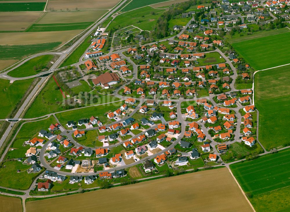 Luftaufnahme Sontheim - Ortsansicht am Rande von landwirtschaftlichen Feldern in Sontheim im Bundesland Baden-Württemberg, Deutschland