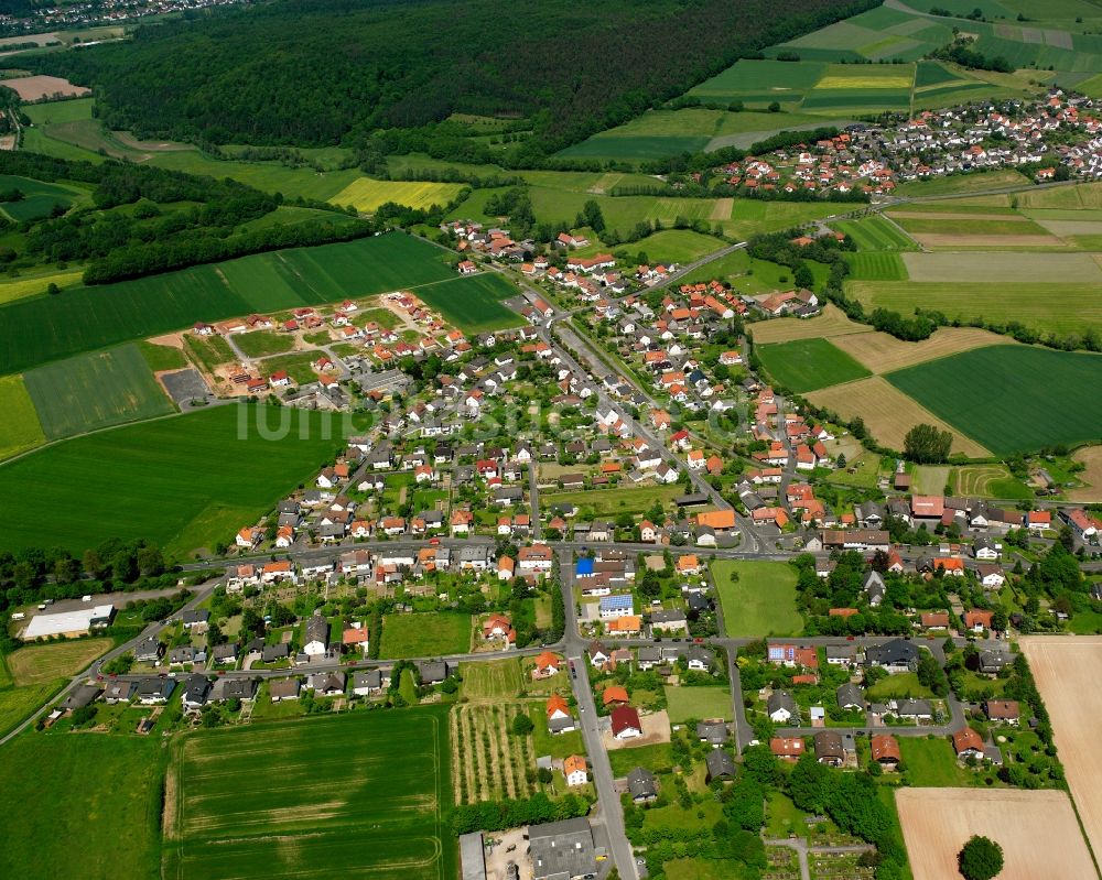 Sorga aus der Vogelperspektive: Ortsansicht am Rande von landwirtschaftlichen Feldern in Sorga im Bundesland Hessen, Deutschland