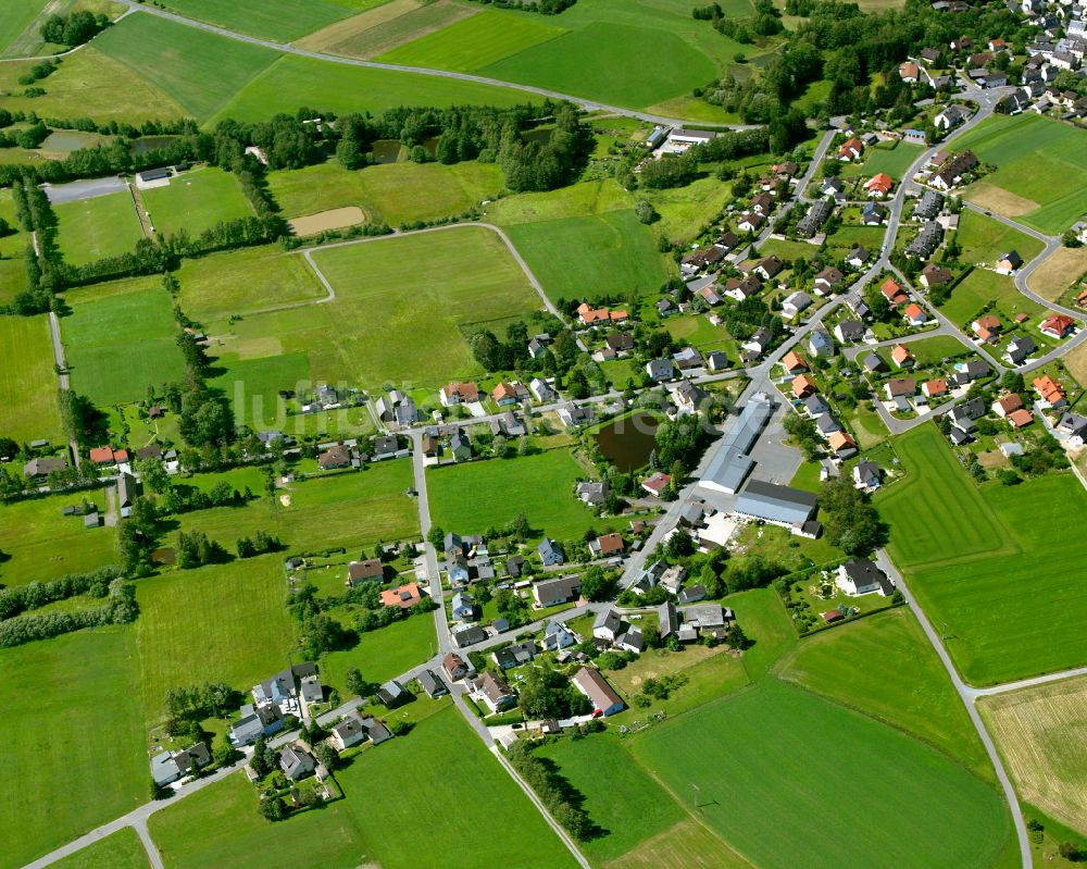 Sparneck von oben - Ortsansicht am Rande von landwirtschaftlichen Feldern in Sparneck im Bundesland Bayern, Deutschland