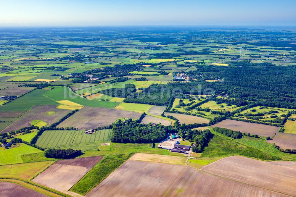 Stadum von oben - Ortsansicht am Rande von landwirtschaftlichen Feldern in Stadum im Bundesland Schleswig-Holstein, Deutschland