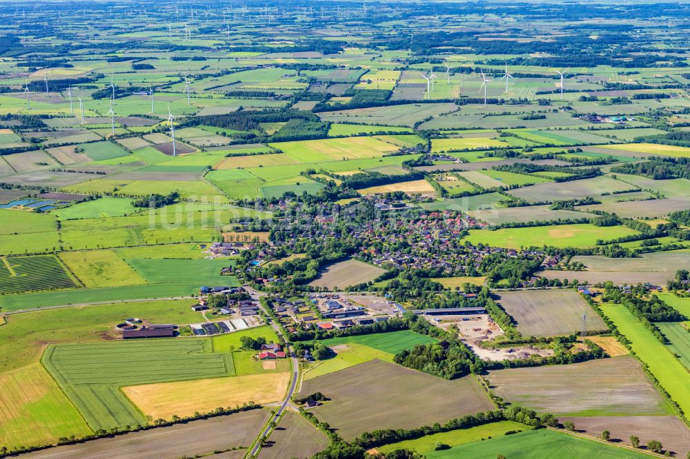 Stadum aus der Vogelperspektive: Ortsansicht am Rande von landwirtschaftlichen Feldern in Stadum im Bundesland Schleswig-Holstein, Deutschland