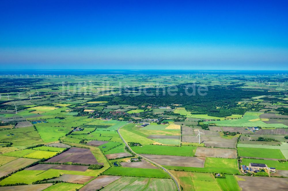 Stadum aus der Vogelperspektive: Ortsansicht am Rande von landwirtschaftlichen Feldern in Stadum im Bundesland Schleswig-Holstein, Deutschland