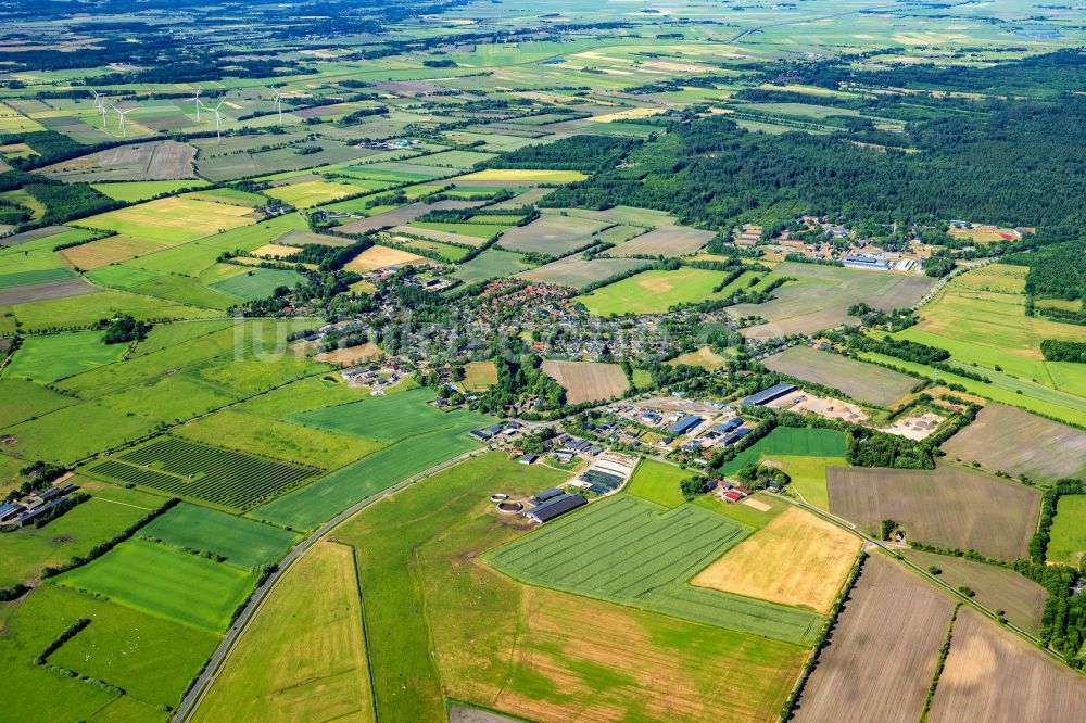 Luftbild Stadum - Ortsansicht am Rande von landwirtschaftlichen Feldern in Stadum im Bundesland Schleswig-Holstein, Deutschland