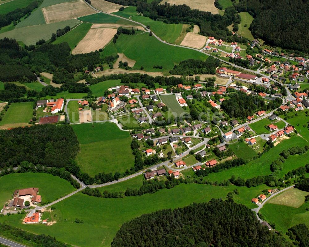 Luftaufnahme Stallwang - Ortsansicht am Rande von landwirtschaftlichen Feldern in Stallwang im Bundesland Bayern, Deutschland