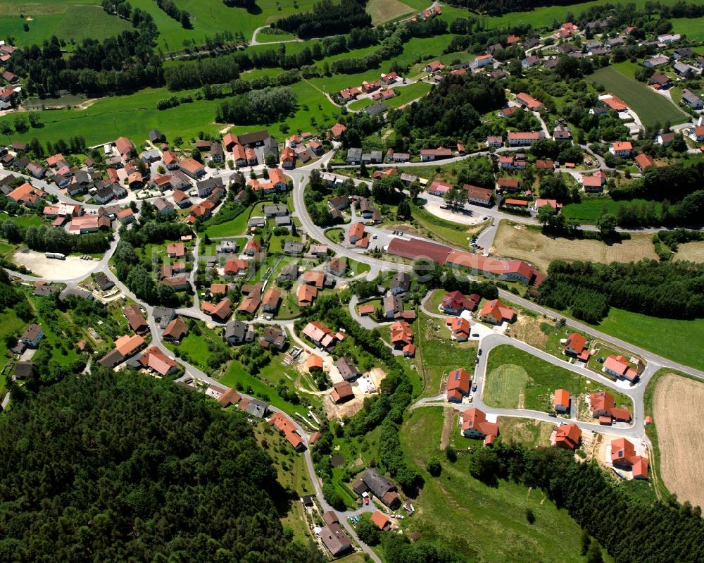 Stallwang von oben - Ortsansicht am Rande von landwirtschaftlichen Feldern in Stallwang im Bundesland Bayern, Deutschland