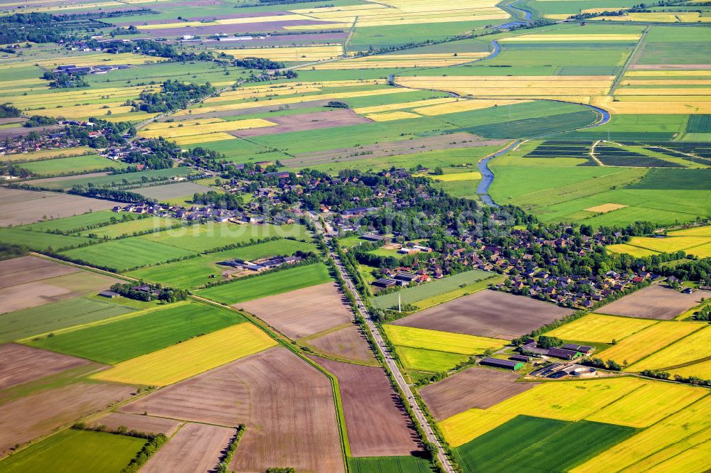 Enge-Sande aus der Vogelperspektive: Ortsansicht am Rande von landwirtschaftlichen Feldern Stedesand im Bundesland Schleswig-Holstein, Deutschland