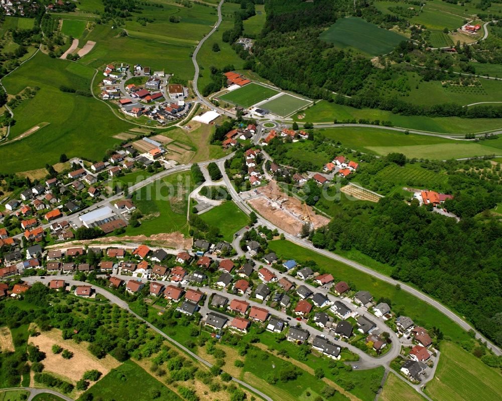 Steinach von oben - Ortsansicht am Rande von landwirtschaftlichen Feldern in Steinach im Bundesland Baden-Württemberg, Deutschland