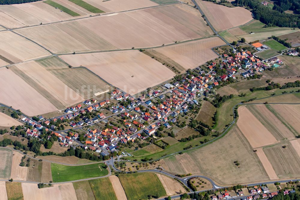 Steinmark aus der Vogelperspektive: Ortsansicht am Rande von landwirtschaftlichen Feldern in Steinmark im Bundesland Bayern, Deutschland