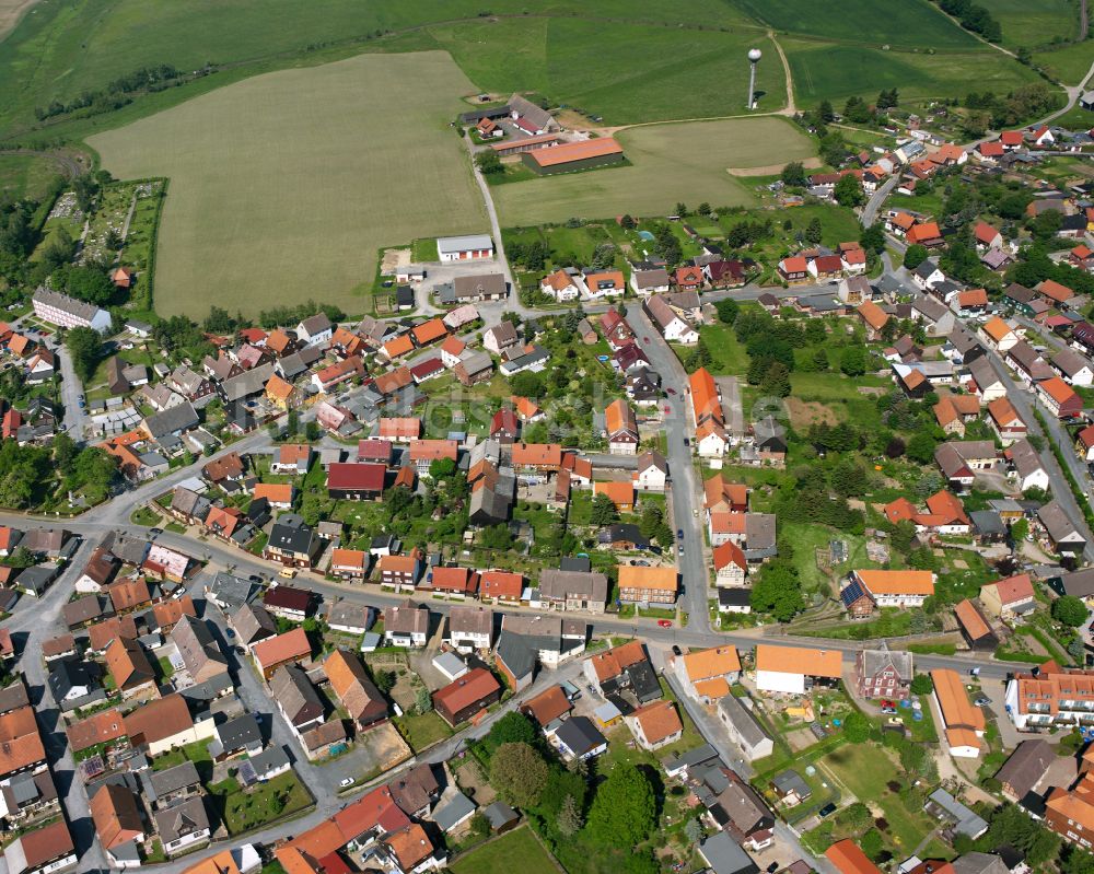 Stiege von oben - Ortsansicht am Rande von landwirtschaftlichen Feldern in Stiege im Bundesland Sachsen-Anhalt, Deutschland