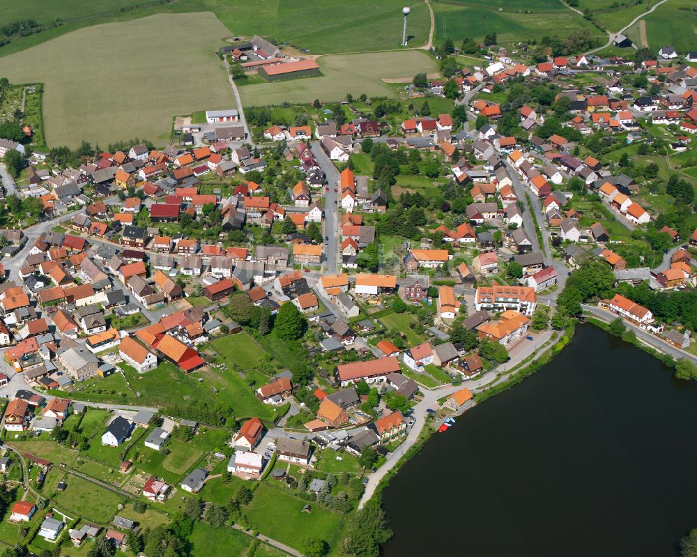 Stiege aus der Vogelperspektive: Ortsansicht am Rande von landwirtschaftlichen Feldern in Stiege im Bundesland Sachsen-Anhalt, Deutschland