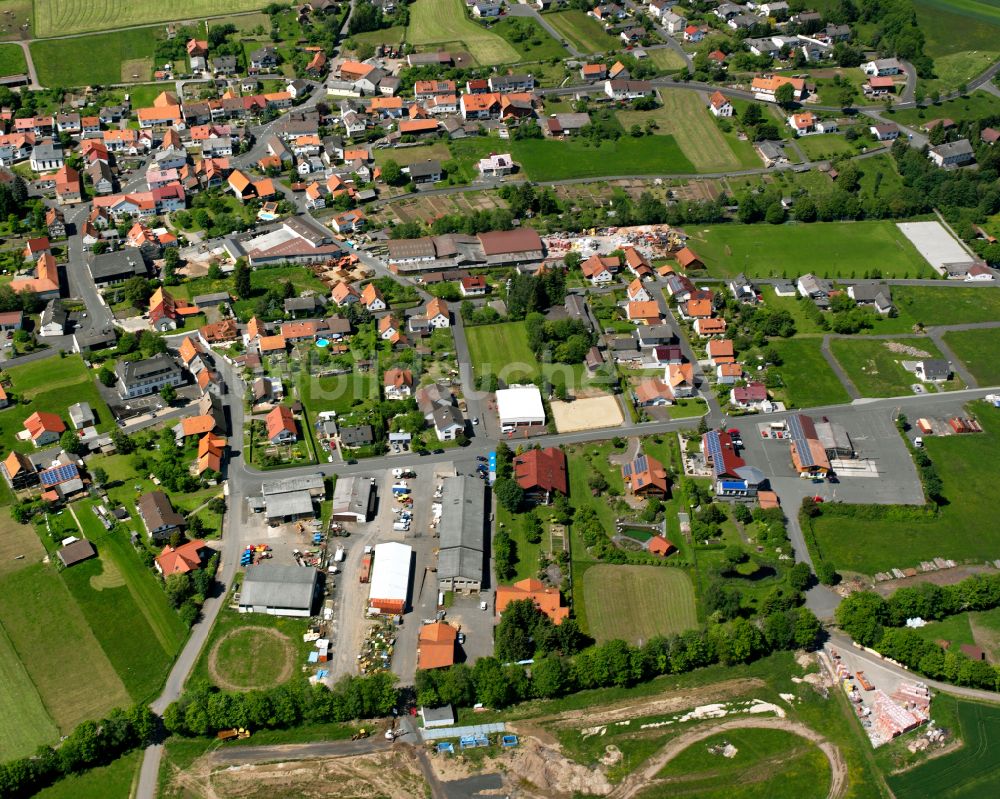 Luftaufnahme Storndorf - Ortsansicht am Rande von landwirtschaftlichen Feldern in Storndorf im Bundesland Hessen, Deutschland