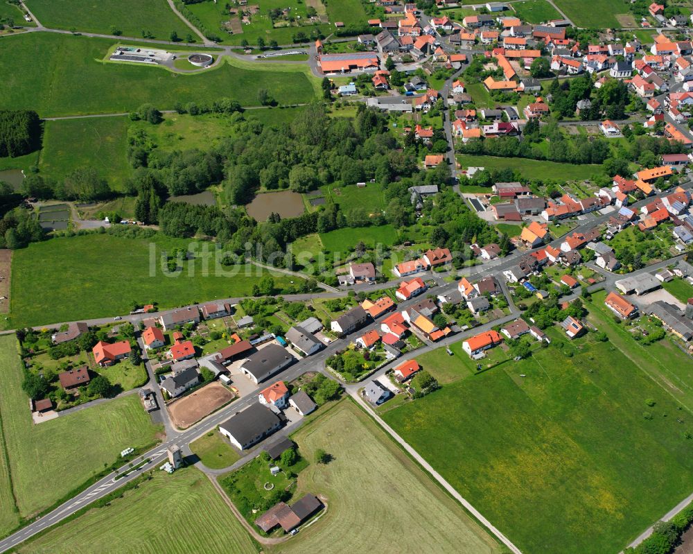 Storndorf von oben - Ortsansicht am Rande von landwirtschaftlichen Feldern in Storndorf im Bundesland Hessen, Deutschland