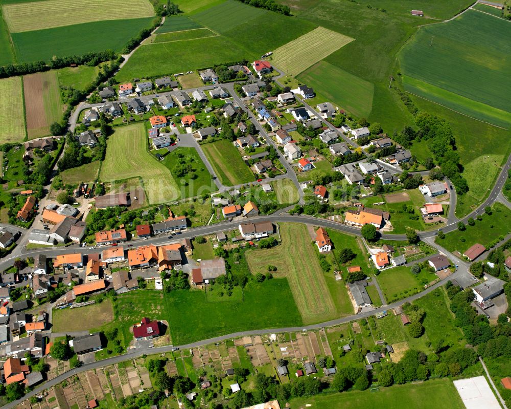 Storndorf aus der Vogelperspektive: Ortsansicht am Rande von landwirtschaftlichen Feldern in Storndorf im Bundesland Hessen, Deutschland