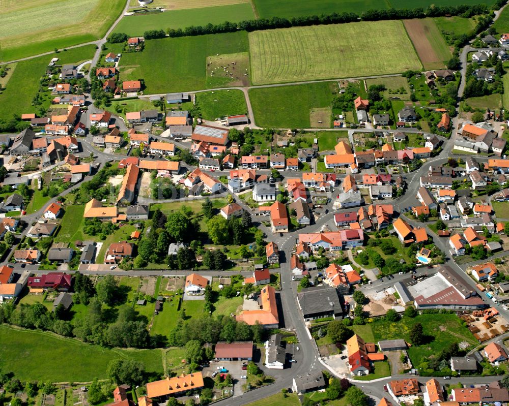 Luftaufnahme Storndorf - Ortsansicht am Rande von landwirtschaftlichen Feldern in Storndorf im Bundesland Hessen, Deutschland