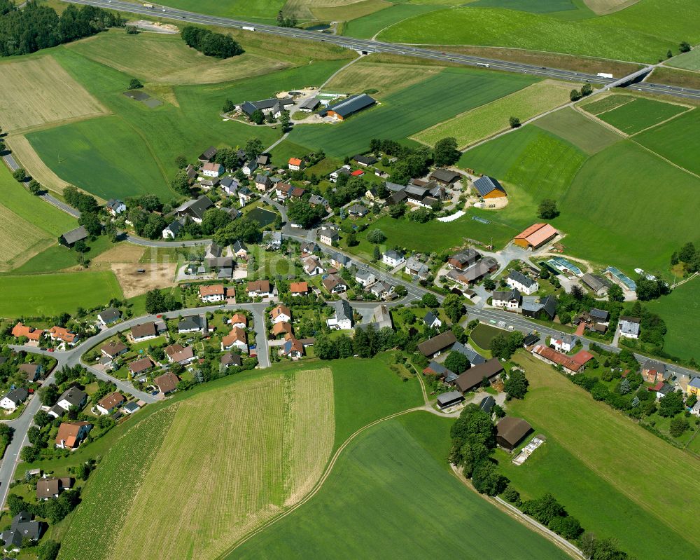 Straas von oben - Ortsansicht am Rande von landwirtschaftlichen Feldern in Straas im Bundesland Bayern, Deutschland