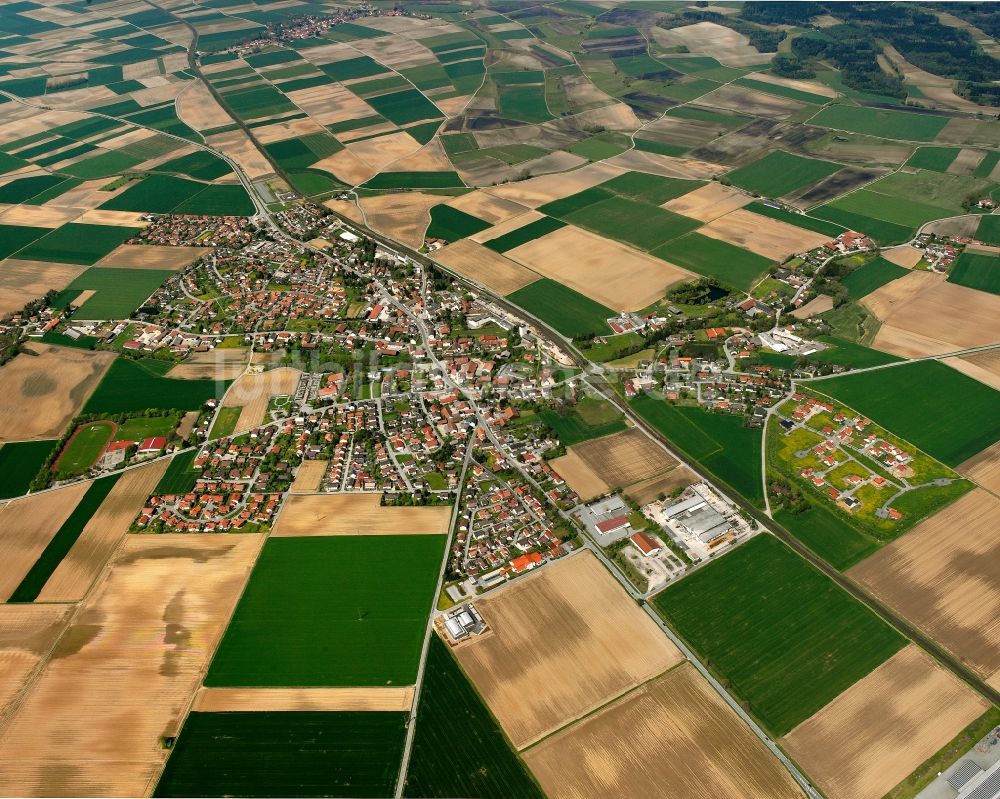 Luftaufnahme Straßkirchen - Ortsansicht am Rande von landwirtschaftlichen Feldern in Straßkirchen im Bundesland Bayern, Deutschland