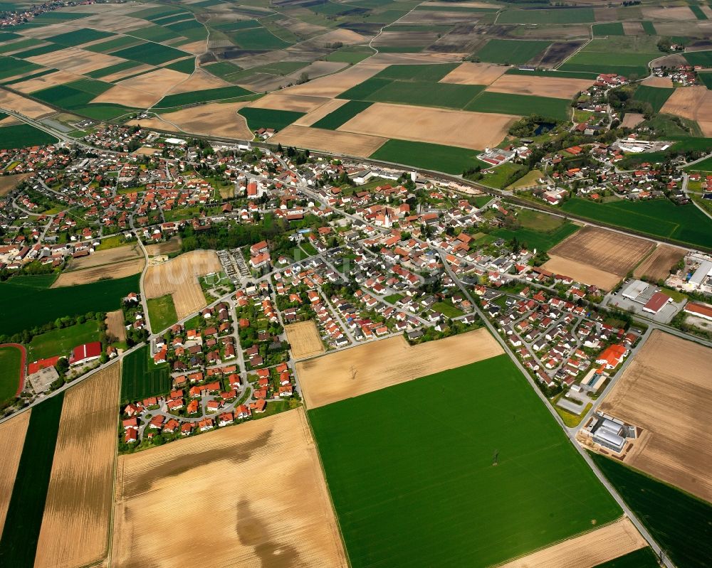 Straßkirchen von oben - Ortsansicht am Rande von landwirtschaftlichen Feldern in Straßkirchen im Bundesland Bayern, Deutschland