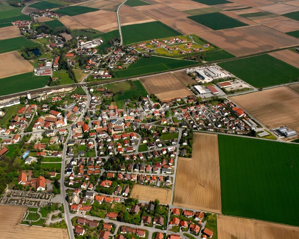 Straßkirchen aus der Vogelperspektive: Ortsansicht am Rande von landwirtschaftlichen Feldern in Straßkirchen im Bundesland Bayern, Deutschland