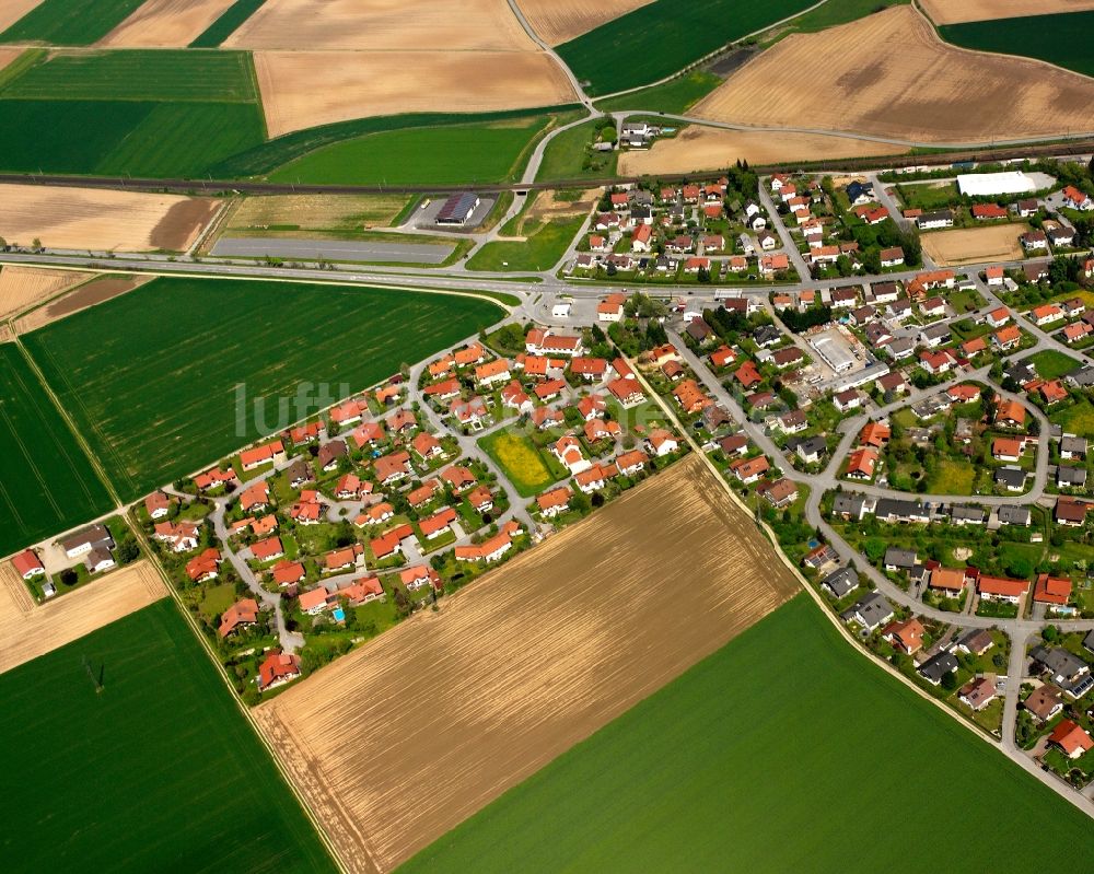 Luftbild Straßkirchen - Ortsansicht am Rande von landwirtschaftlichen Feldern in Straßkirchen im Bundesland Bayern, Deutschland