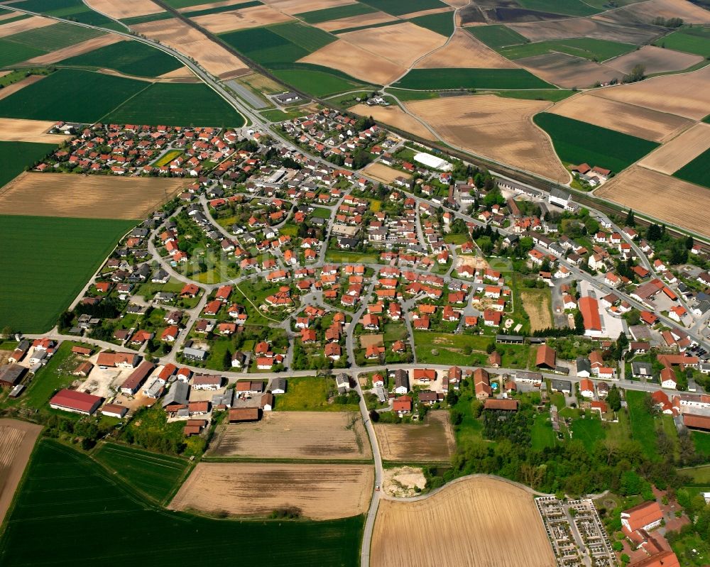 Luftaufnahme Straßkirchen - Ortsansicht am Rande von landwirtschaftlichen Feldern in Straßkirchen im Bundesland Bayern, Deutschland