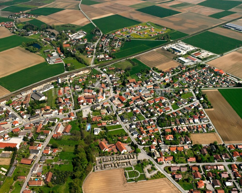 Straßkirchen von oben - Ortsansicht am Rande von landwirtschaftlichen Feldern in Straßkirchen im Bundesland Bayern, Deutschland