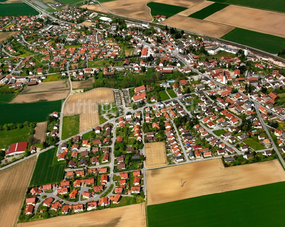 Straßkirchen aus der Vogelperspektive: Ortsansicht am Rande von landwirtschaftlichen Feldern in Straßkirchen im Bundesland Bayern, Deutschland