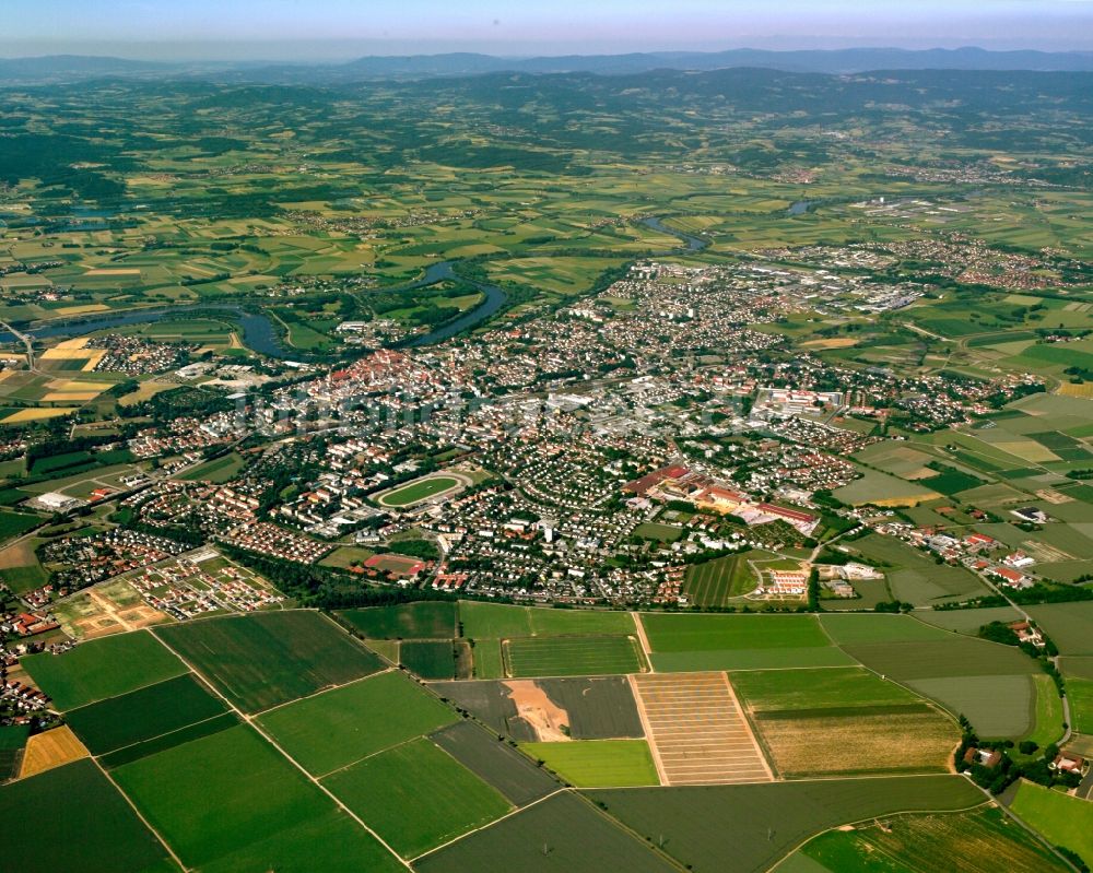 Luftaufnahme Straubing - Ortsansicht am Rande von landwirtschaftlichen Feldern in Straubing im Bundesland Bayern, Deutschland