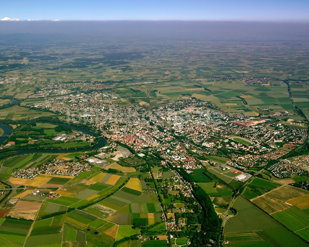 Straubing von oben - Ortsansicht am Rande von landwirtschaftlichen Feldern in Straubing im Bundesland Bayern, Deutschland