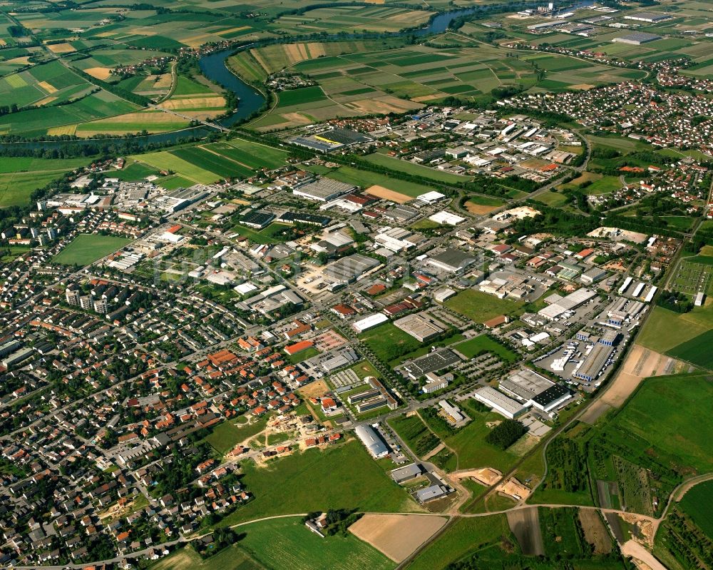 Straubing aus der Vogelperspektive: Ortsansicht am Rande von landwirtschaftlichen Feldern in Straubing im Bundesland Bayern, Deutschland