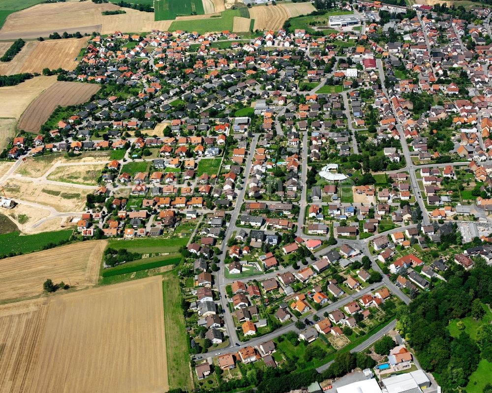 Sulzfeld aus der Vogelperspektive: Ortsansicht am Rande von landwirtschaftlichen Feldern in Sulzfeld im Bundesland Baden-Württemberg, Deutschland