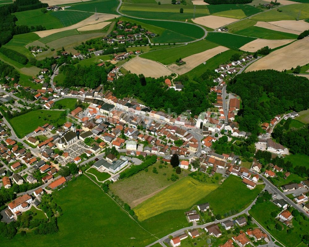 Luftaufnahme Tann - Ortsansicht am Rande von landwirtschaftlichen Feldern in Tann im Bundesland Bayern, Deutschland