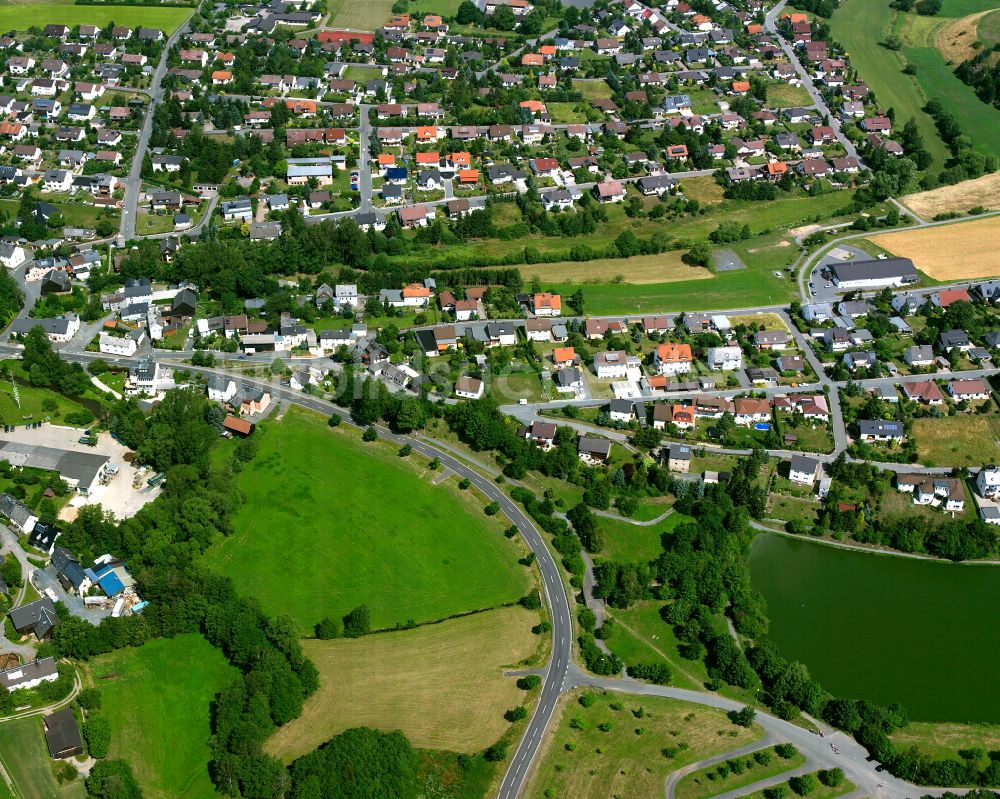 Luftbild Tauperlitz - Ortsansicht am Rande von landwirtschaftlichen Feldern in Tauperlitz im Bundesland Bayern, Deutschland