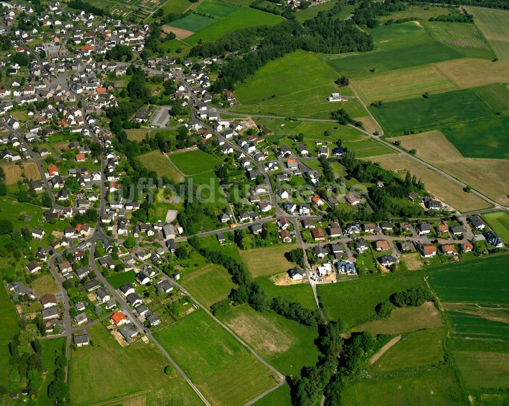 Thalheim aus der Vogelperspektive: Ortsansicht am Rande von landwirtschaftlichen Feldern in Thalheim im Bundesland Hessen, Deutschland