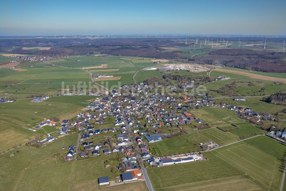 Thülen aus der Vogelperspektive: Ortsansicht am Rande von landwirtschaftlichen Feldern in Thülen im Bundesland Nordrhein-Westfalen, Deutschland