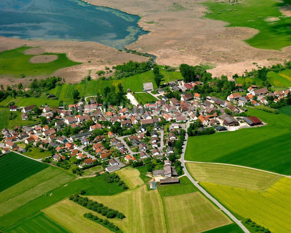 Luftaufnahme Tiefenbach - Ortsansicht am Rande von landwirtschaftlichen Feldern in Tiefenbach im Bundesland Baden-Württemberg, Deutschland